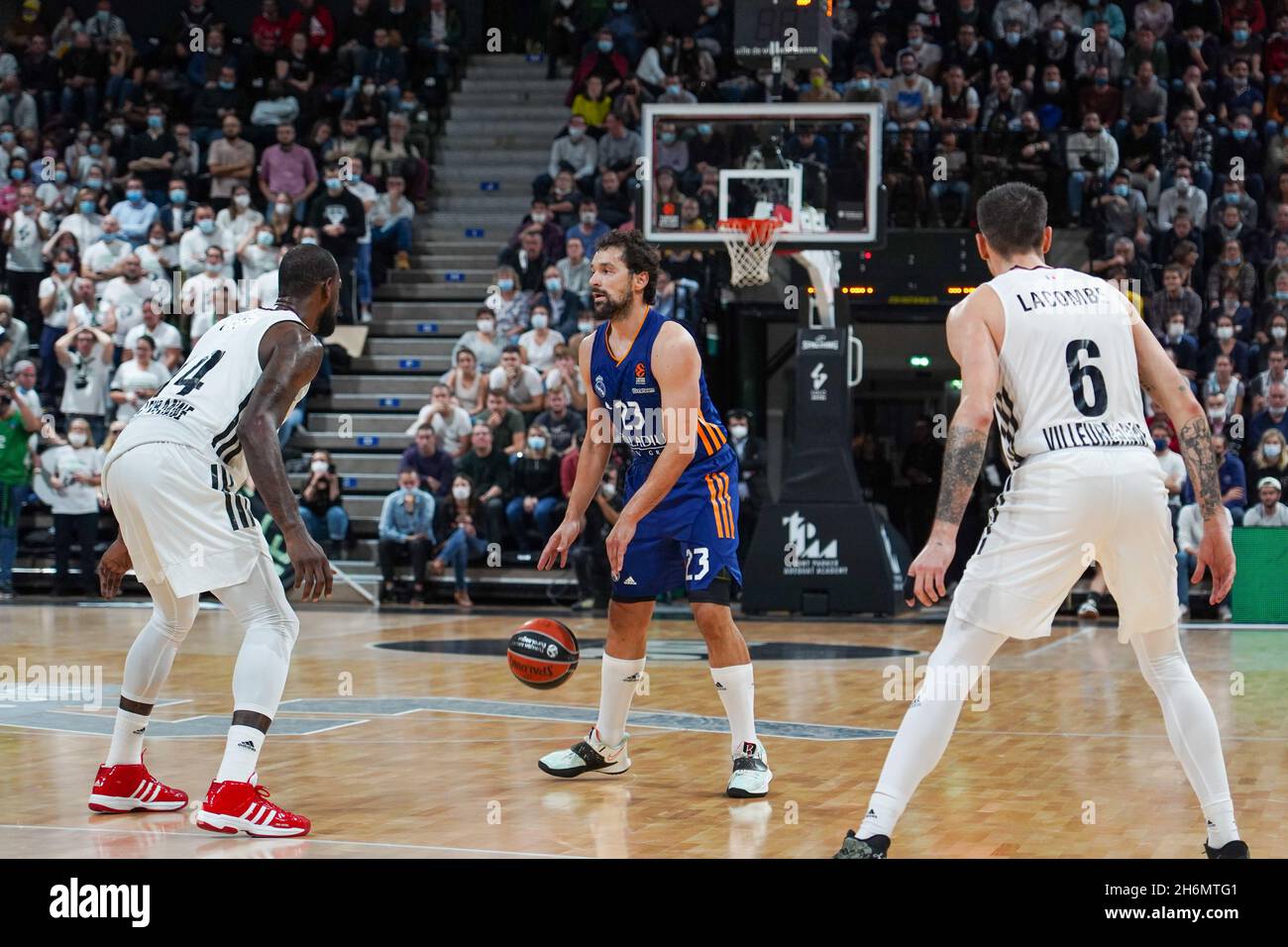 Lyon, France.16 novembre 2021.Lyon, France, 16 novembre 2021 Sergio Llull (23 Real Madrid) dribbles pendant le jeu de la saison régulière Euroligue Turkish Airlines Round 10 entre LDLC ASVEL Lyon-Villeurbanne et Real Madrid à l'Astroballe Arena de Villeurbanne, France.Lyubomir Domozetski/SPP crédit: SPP Sport Press photo./Alamy Live News Banque D'Images