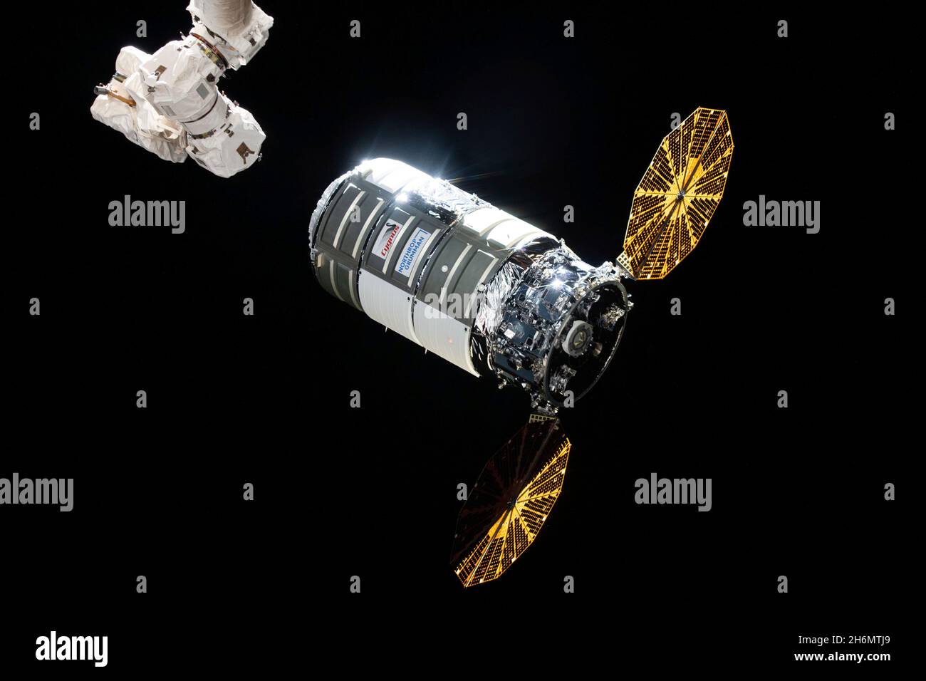 Cygnus arrive à la Station spatiale internationale (ISS) le 12 août 2021 après un lancement deux jours avant une fusée Northrop Grumman Antares du site de vol de NASAs Wallops sur l'île Wallops, en Virginie.Il s'agit de la 16e mission commerciale de services de réapprovisionnement de la companys à la station spatiale de la NASA.Northrop Grumman a nommé l'engin spatial d'après l'astronaute de la NASA Ellison Onizuka, le premier astronaute américain d'Asie.Cygnus sera en orbite le mercredi 15 décembre 2021, à la suite d'un tir de moteur de désorbite pour mettre en place une rentrée destructrice dans laquelle l'engin spatial, rempli de déchets de la station spatiale cre Banque D'Images