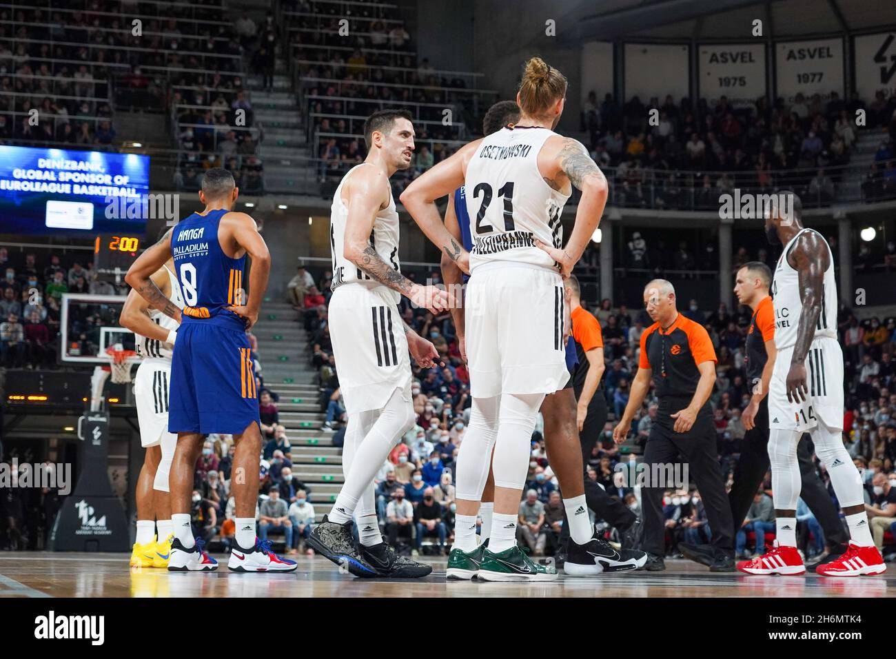 Lyon, France.16 novembre 2021.Lyon, France, 16 novembre 2021 les joueurs d'Asvel discutent pendant le jeu de la saison régulière Euroligue Turkish Airlines Round 10 entre LDLC ASVEL Lyon-Villeurbanne et Real Madrid à l'Astroballe Arena de Villeurbanne, France.Lyubomir Domozetski/SPP crédit: SPP Sport Press photo./Alamy Live News Banque D'Images