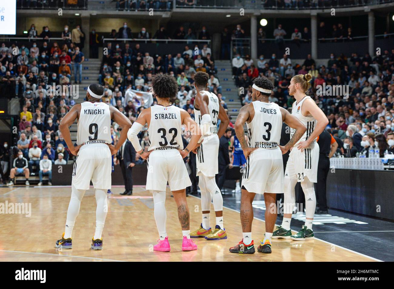 Lyon, France.16 novembre 2021.Lyon, France, 16 novembre 2021 joueurs d'ASVEL pendant le jeu de la saison régulière Euroligue Turkish Airlines Round 10 entre LDLC ASVEL Lyon-Villeurbanne et Real Madrid à l'Astroballe Arena de Villeurbanne, France.Lyubomir Domozetski/SPP crédit: SPP Sport Press photo./Alamy Live News Banque D'Images