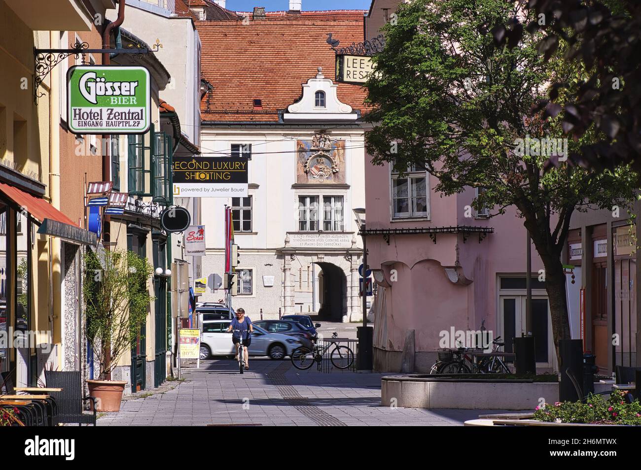 WIENER NEUSTADT, AUTRICHE - 27 juillet 2020 : vue sur la place Neukloster avec entrée au monastère Neukloster dans le centre-ville de Wiener Neustadt, Lower Banque D'Images