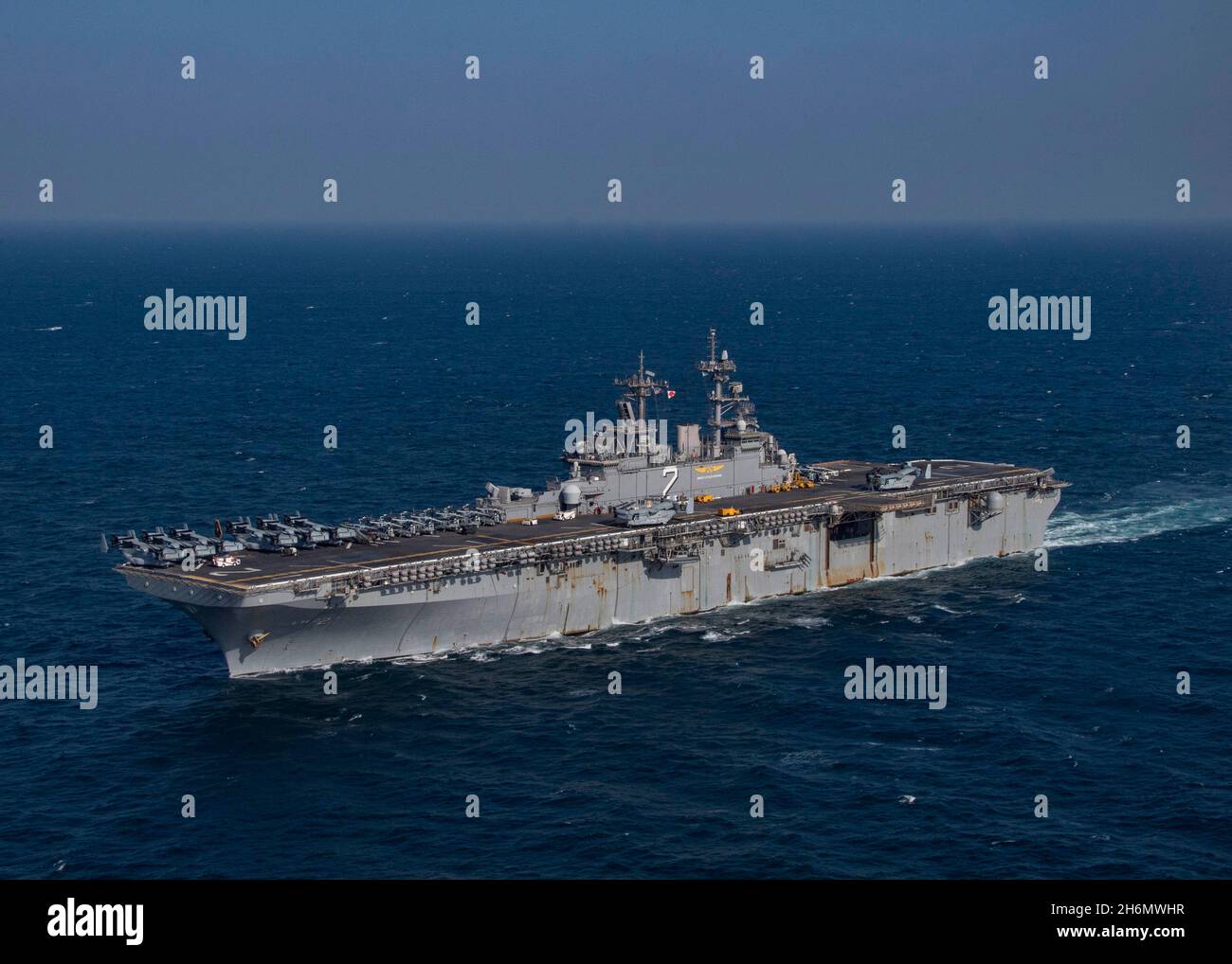 Golfe persique, Arabie Saoudite.13 novembre 2021.Le navire d'assaut amphibie de classe Wasp de la Marine américaine USS Essex pendant les opérations de routine avec la 5e flotte le 13 novembre 2021 dans le golfe Arabo-Persique.Crédit : MC1 Joseph Rolfe/États-UnisNavy photo/Alamy Live News Banque D'Images