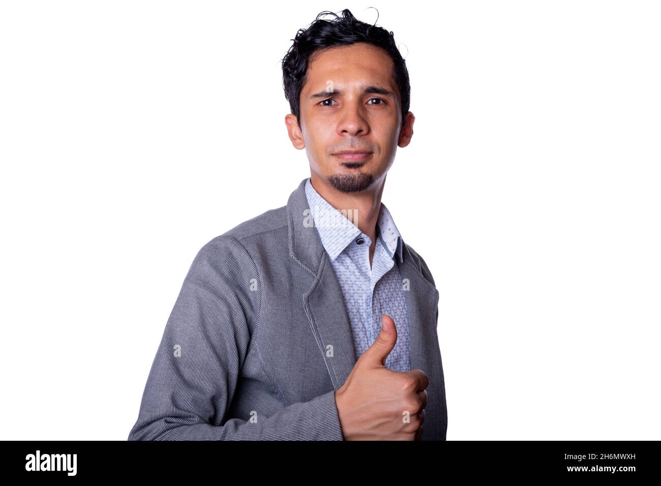 Un jeune homme d'affaires moderne se fait un grand pas.Latin homme portant des vêtements modernes et élégants, isolé sur fond blanc. Banque D'Images