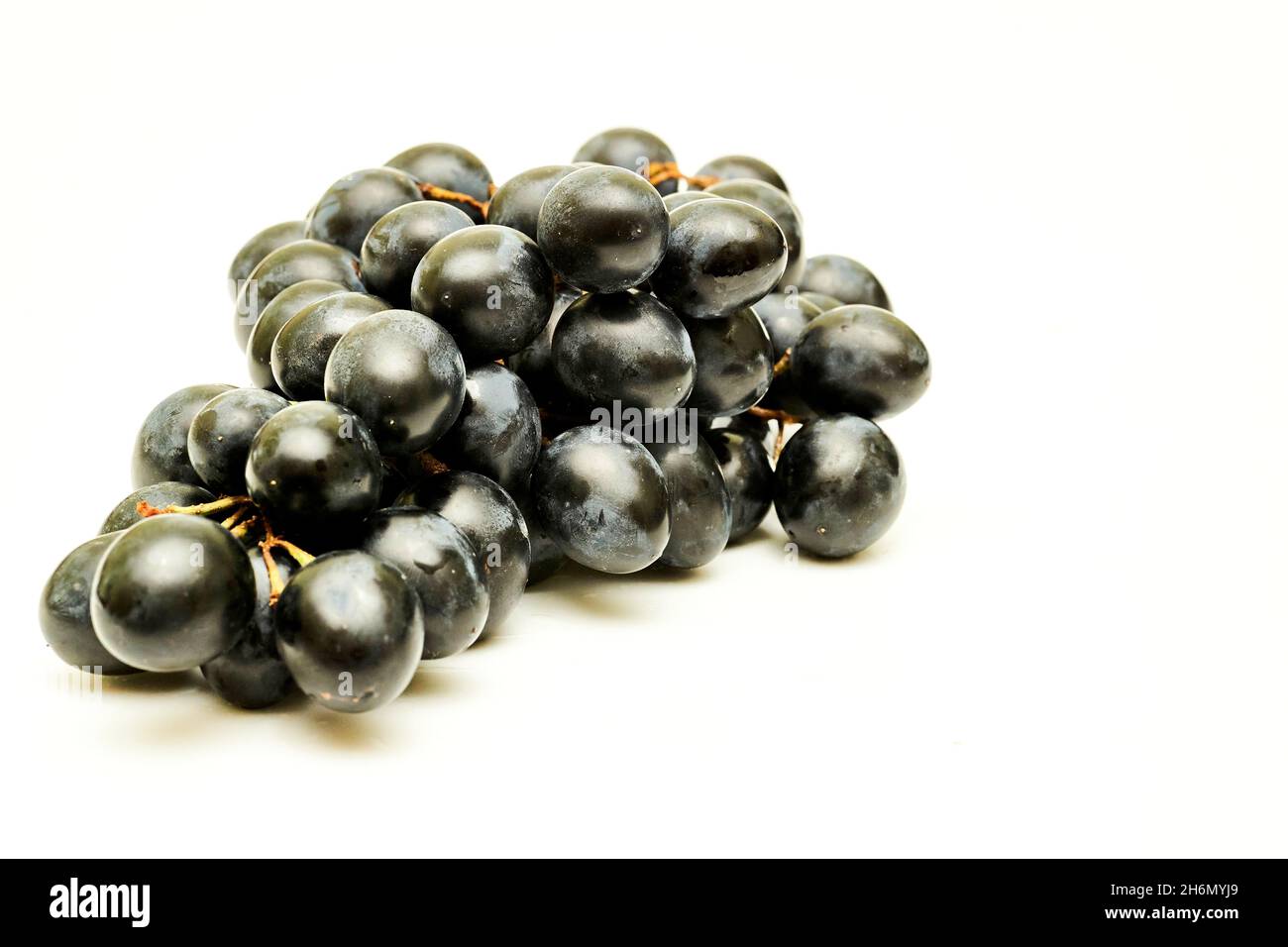 Bouquet de raisins isolés sur un espace blanc propre Banque D'Images