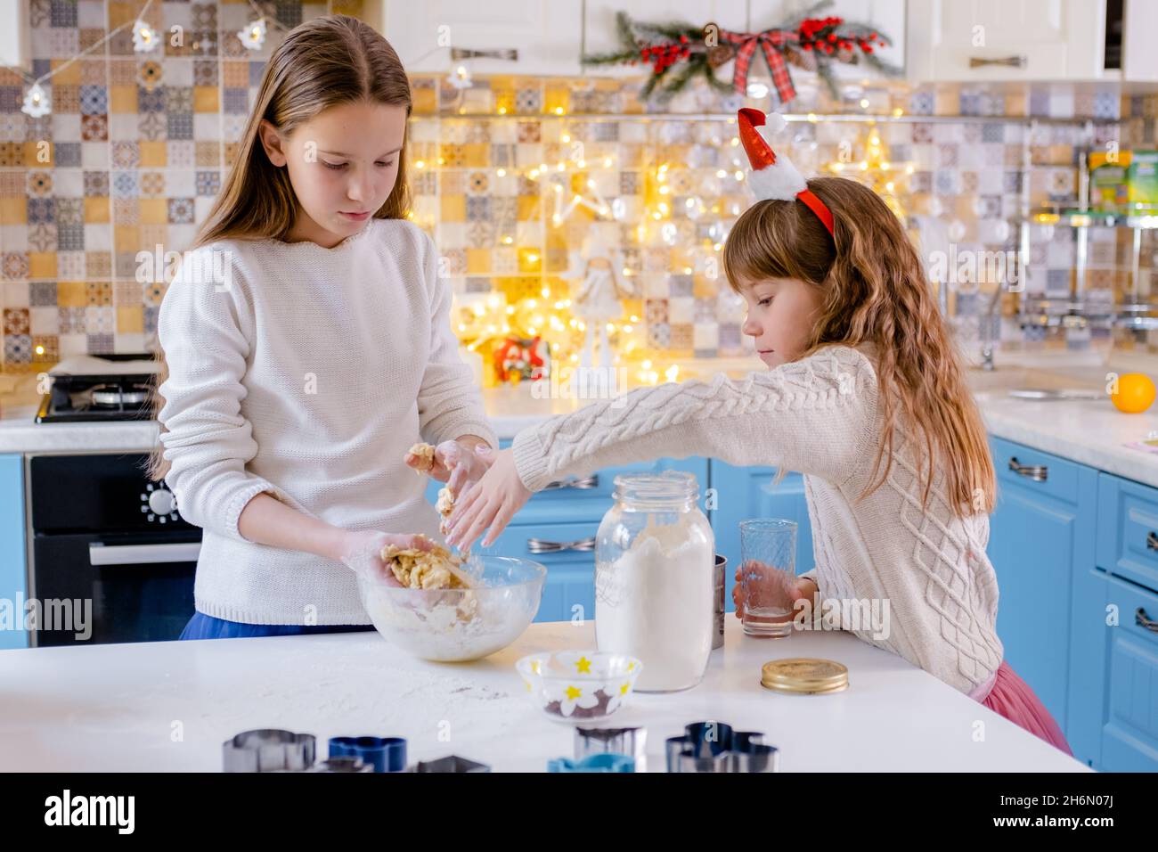 préparation des repas de vacances pour les enfants.Deux sœurs cuisent des biscuits pour Noël Banque D'Images