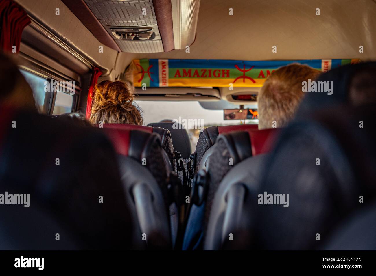 Vue depuis l'arrière du bus au Maroc Banque D'Images