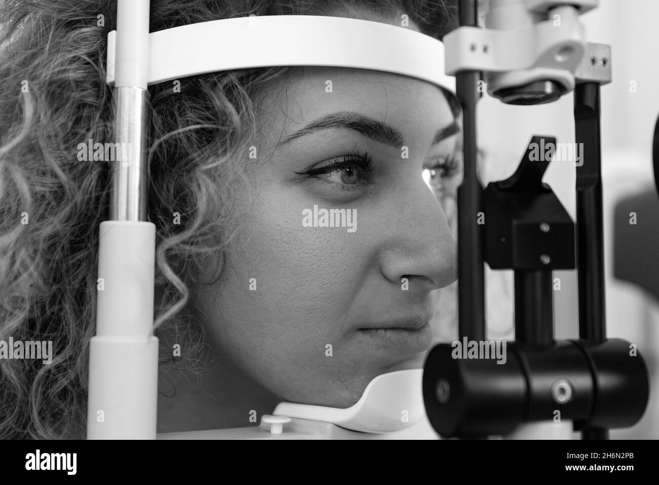 Homme Docteur ophtalmologiste Vérification de la vision oculaire de la jeune fille dans la clinique moderne Banque D'Images