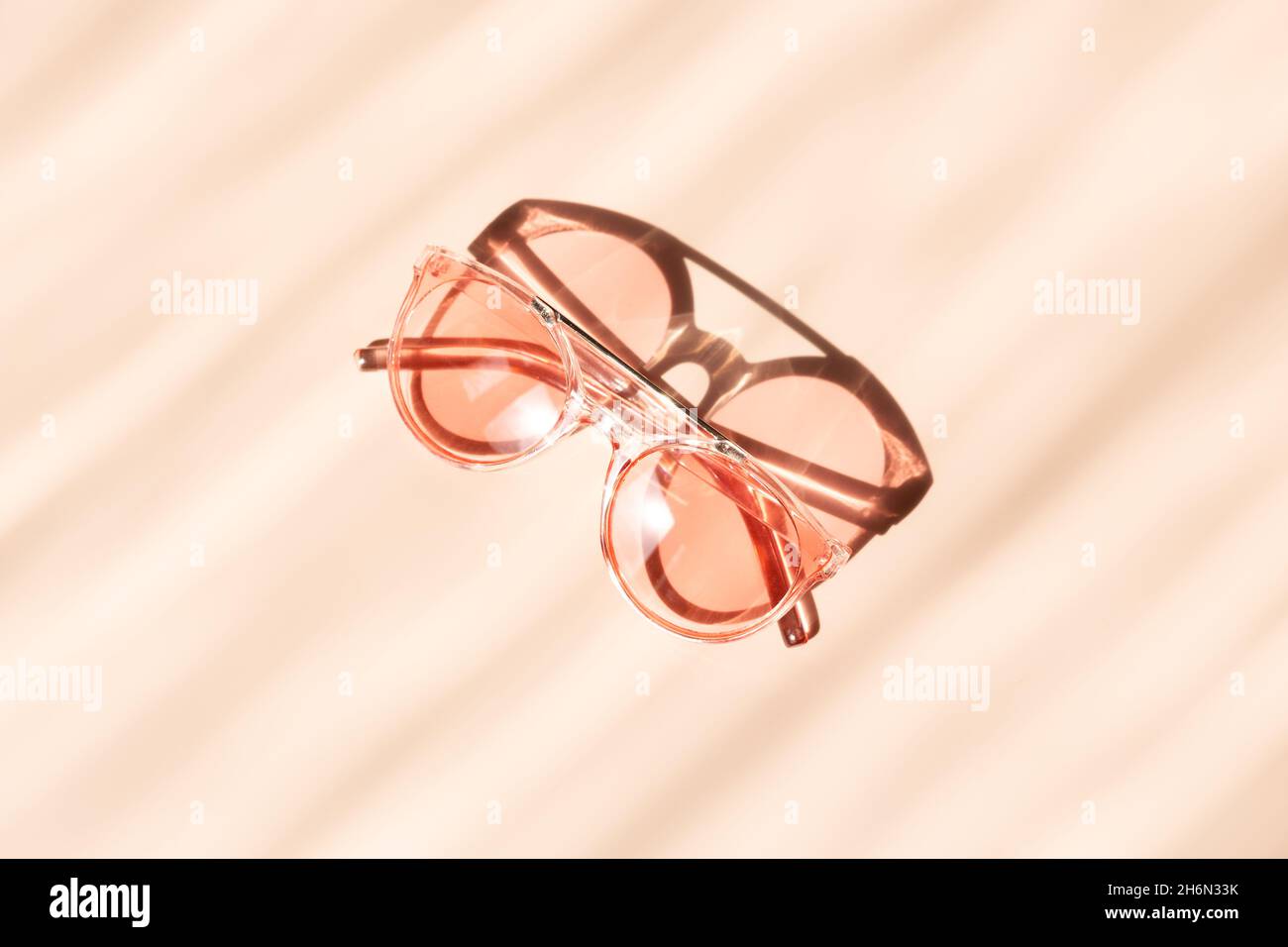 Lunettes de soleil roses tendance sur fond beige. Concept de l'été accessoirisez - image Banque D'Images