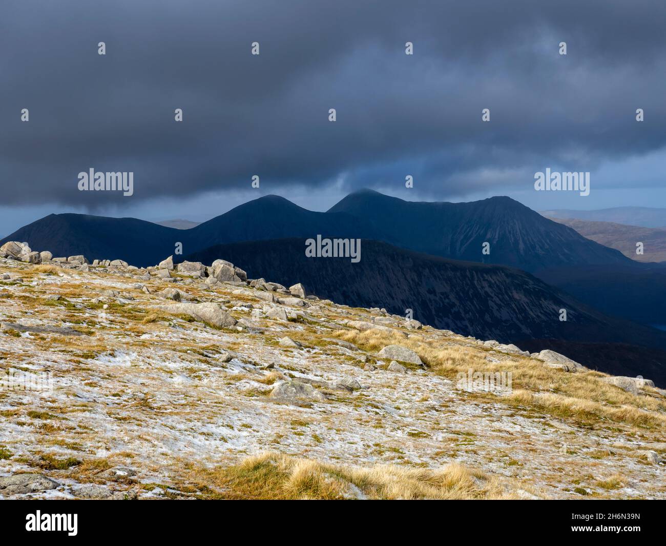 En regardant vers la Cuilline rouge de Beinn Dearg Mhor une colline derrière Broadford sur l'île de Skye, Écosse, Royaume-Uni. Banque D'Images