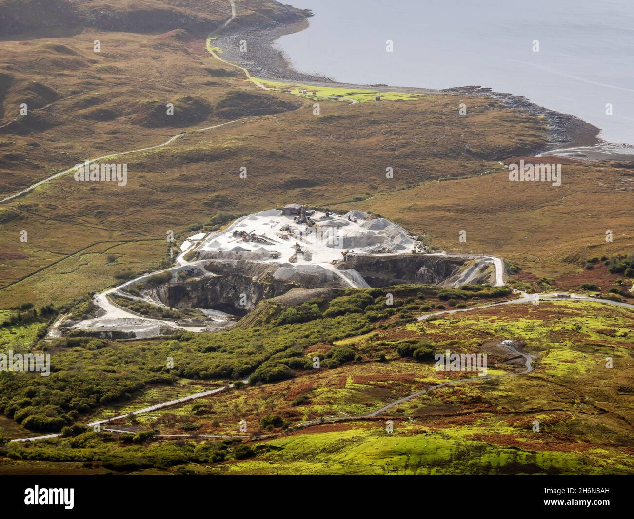 Vue sur la carrière de marbre torrin de Beinn Dearg Mhor une colline derrière Broadford sur l'île de Skye, Écosse, Royaume-Uni. Banque D'Images