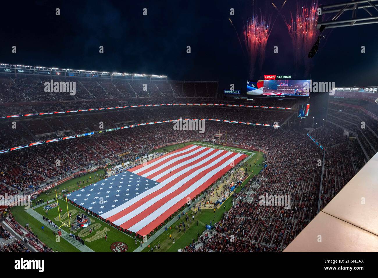 Pendant le feu d'artifice de l'hymne national et le drapeau est déroulé avant le début du match entre les 49ers de San Francisco et les Rams de Los Angeles à San FRA Banque D'Images