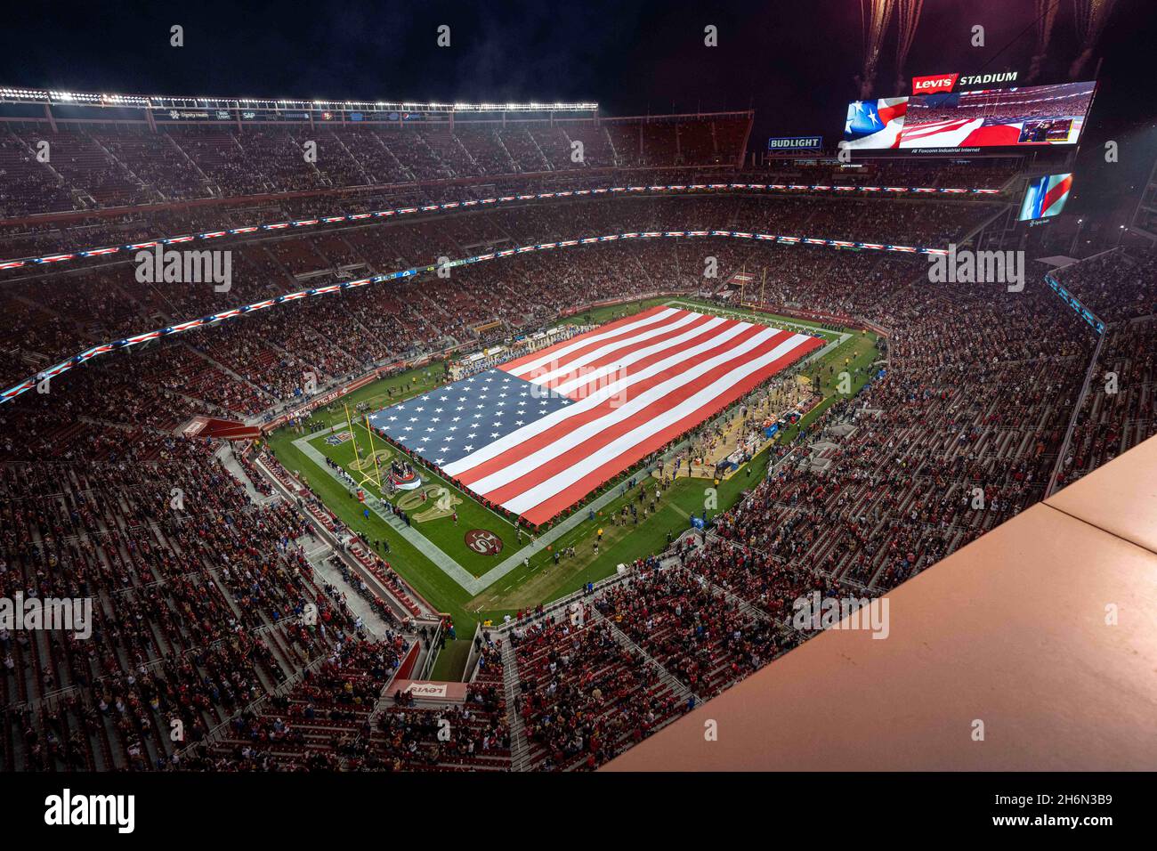 Feux d'artifice et drapeau pendant l'hymne national avant le début du match entre les 49ers de San Francisco et les Rams de Los Angeles à San Francisco, Mond Banque D'Images