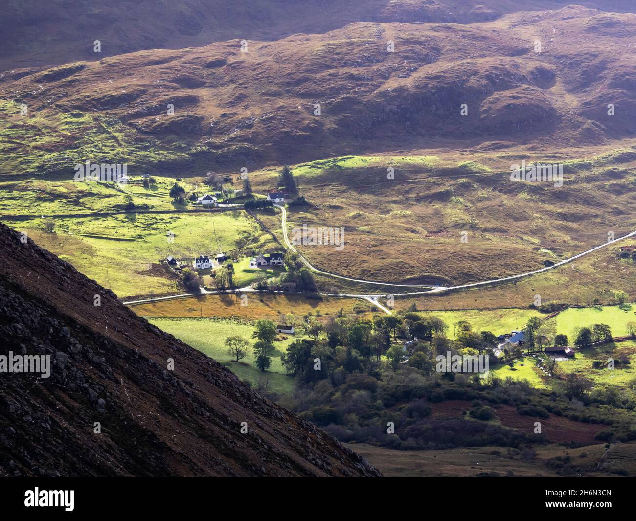 Vue sur les maisons de Beinn Dearg Mhor une colline derrière Broadford sur l'île de Skye, Écosse, Royaume-Uni. Banque D'Images