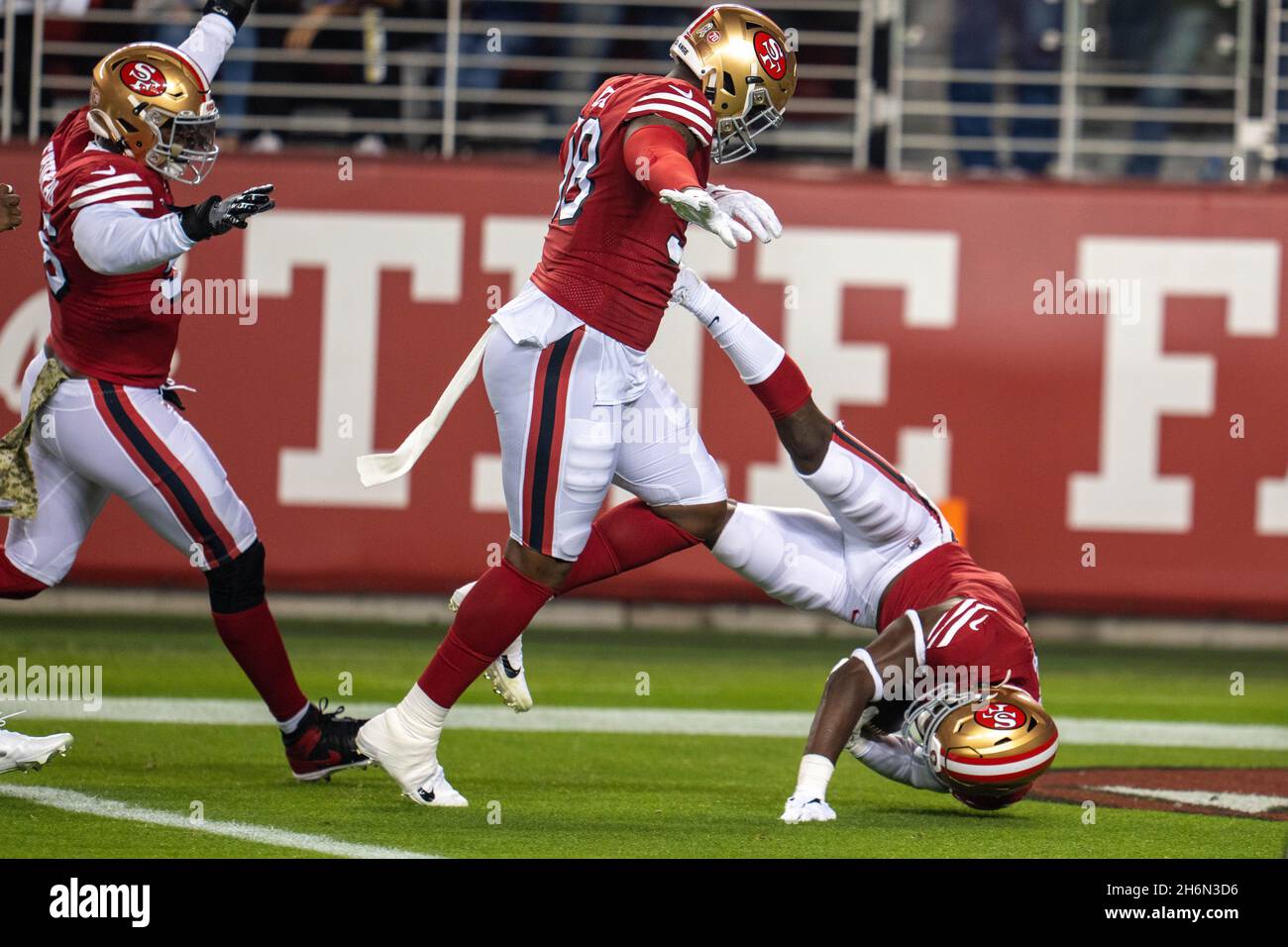 Après l'interception San Francisco 49ers la sécurité libre Jimmie Ward (1) plonge dans la zone finale pour le touchdown contre les Los Angeles Rams pendant le Banque D'Images