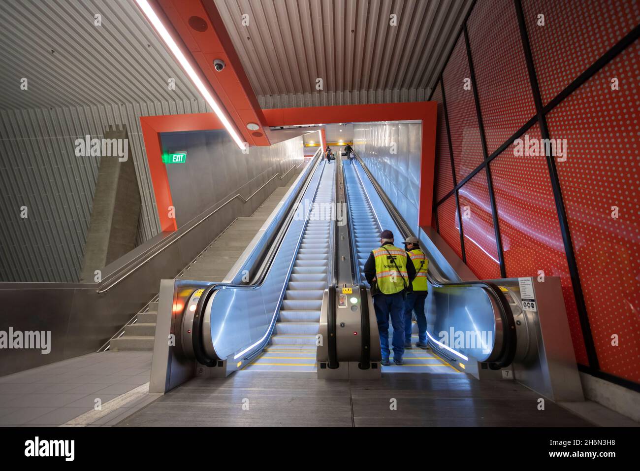 Les employés de Sound Transit montent l'escalier roulant à la nouvelle gare de Link Light Rail U District Station à Seattle le mardi 16 novembre 2021.Le Northgate Lin Banque D'Images