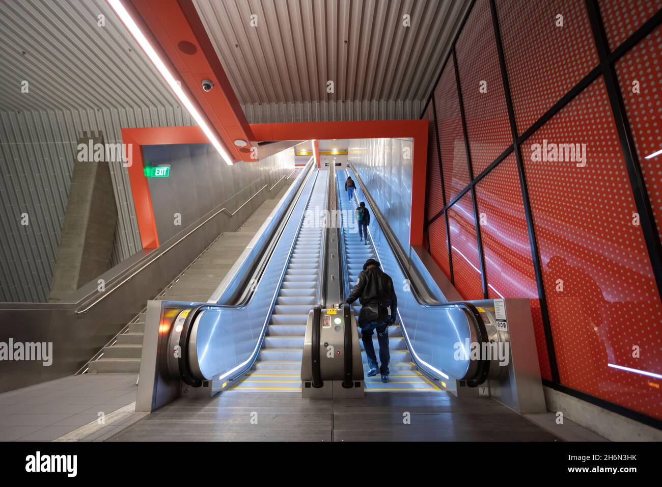 Les passagers montent l'escalier roulant à la nouvelle gare de métro Link Light Rail U District Station à Seattle le mardi 16 novembre 2021.L'extension Northgate Link o Banque D'Images