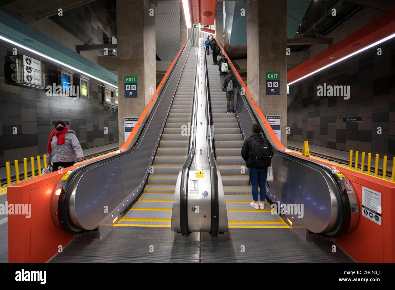 Les passagers montent l'escalier roulant à la nouvelle gare de métro Link Light Rail U District Station à Seattle le mardi 16 novembre 2021.L'extension Northgate Link o Banque D'Images
