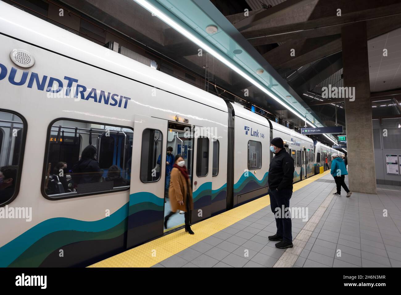 Un train arrive à la nouvelle station Link Light Rail U District à Seattle le mardi 16 novembre 2021.L'extension Northgate Link a ouvert ses portes en octobre Banque D'Images