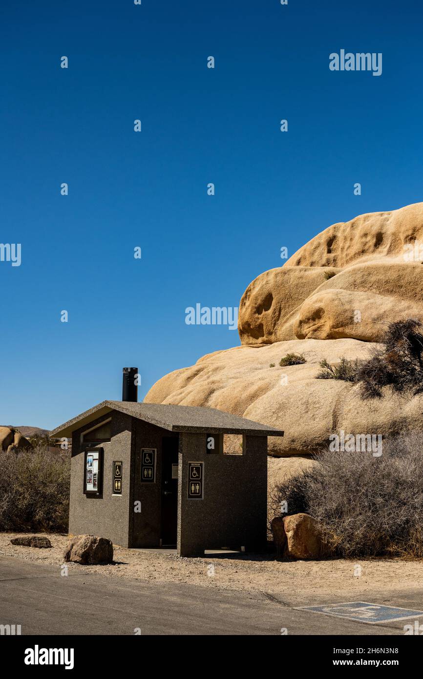 Toilettes à fosse salle de bains au terrain de camping Jumbo Rocks Banque D'Images