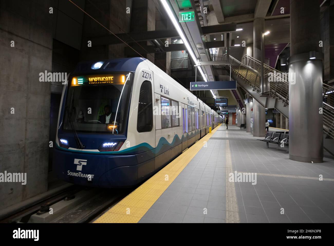 Un train arrive à la nouvelle station Link Light Rail Roosevelt à Seattle le mardi 16 novembre 2021.L'extension Northgate Link a ouvert ses portes en octobre Banque D'Images