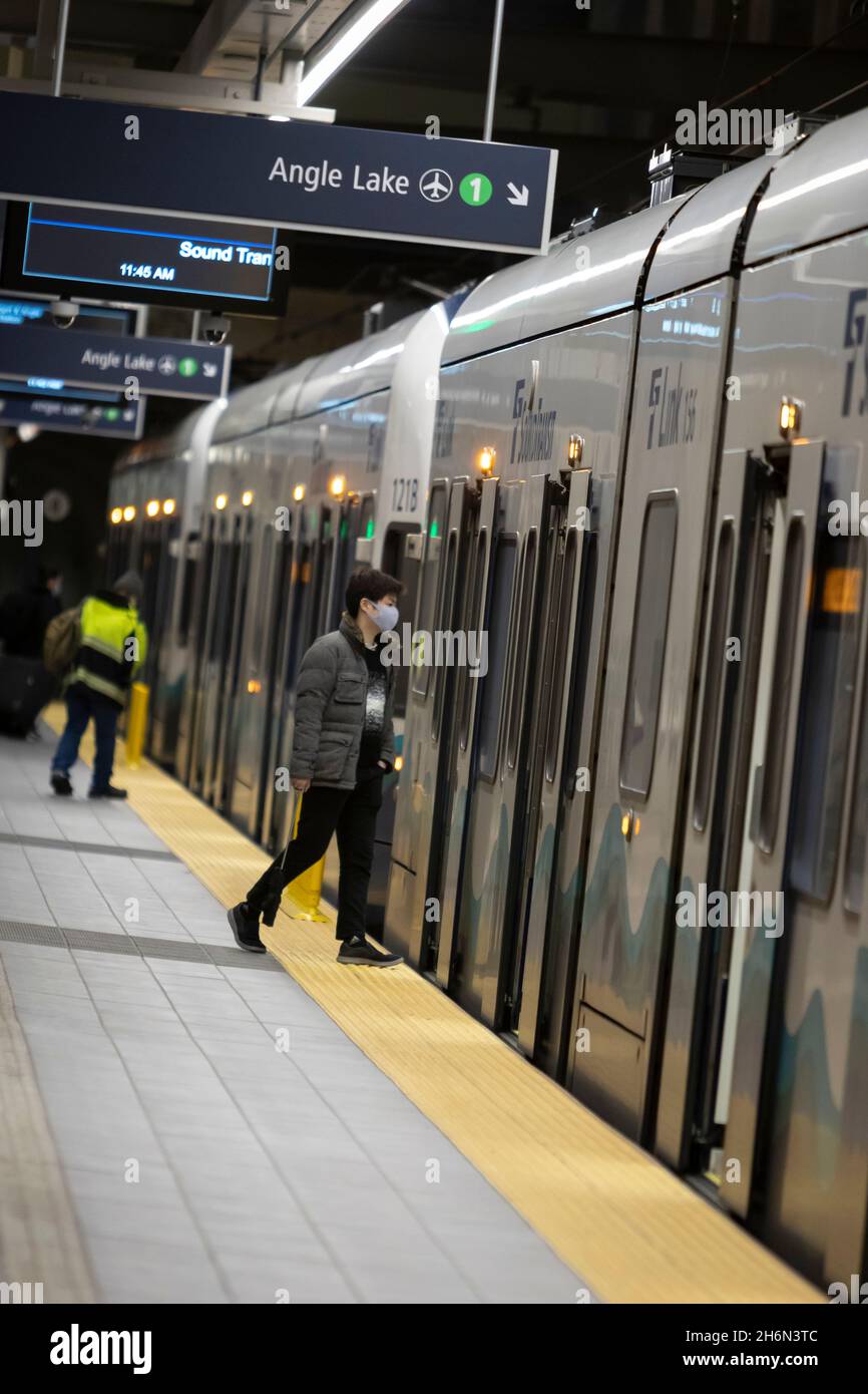 Un passager monte à bord d'un train à la nouvelle station Link Light Rail Roosevelt à Seattle le mardi 16 novembre 2021.L'extension Northgate Link s'est ouverte Banque D'Images