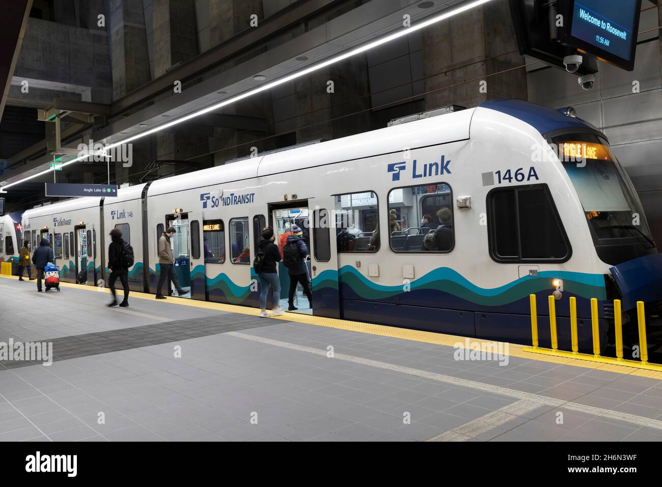 Les passagers montent à bord d'un train à la nouvelle station Link Light Rail Roosevelt à Seattle le mardi 16 novembre 2021.L'extension Northgate Link s'est ouverte sur Banque D'Images