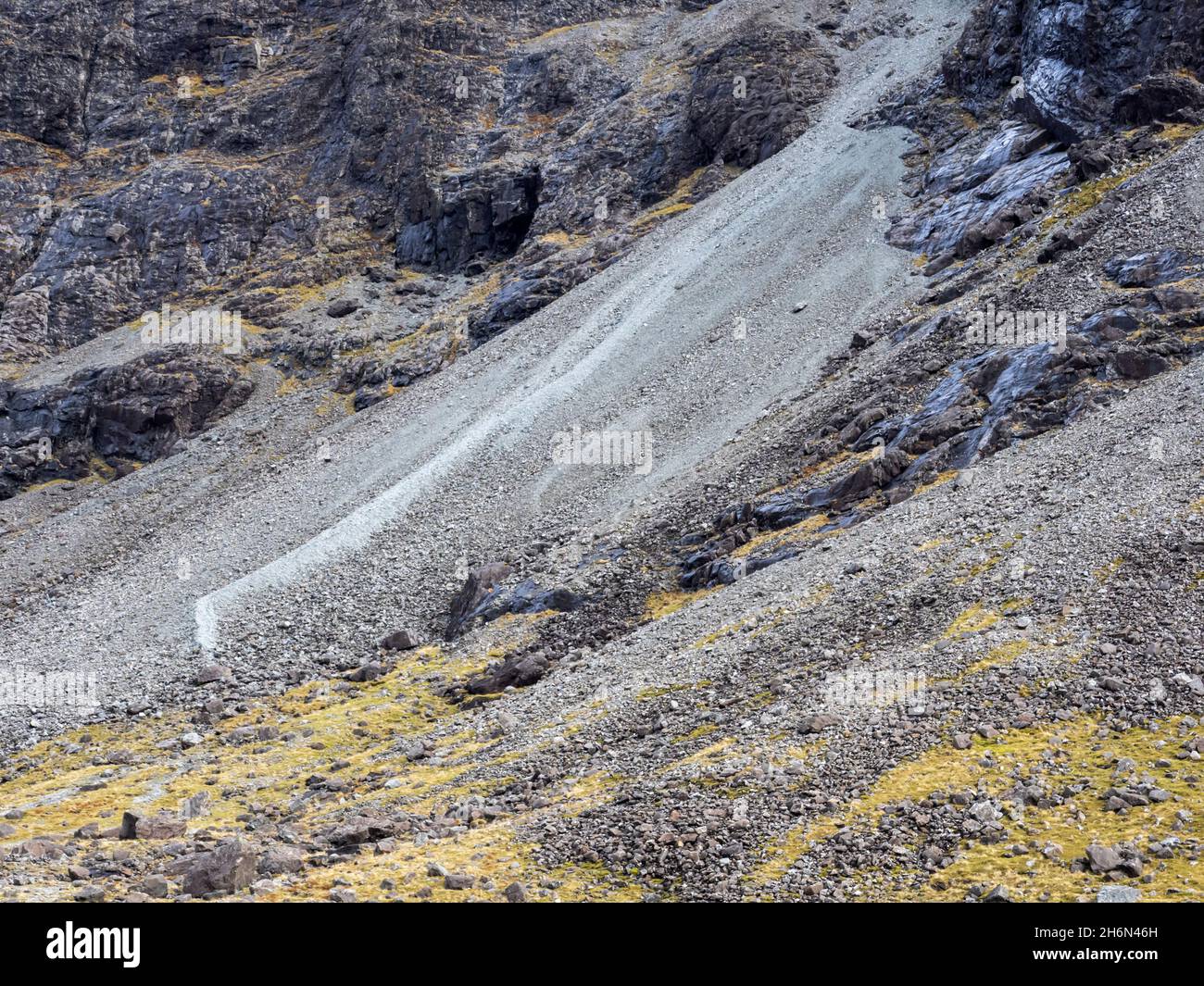 Coire Lagan en contrebas de Sgurr Mhic Choinich; et Sgurr Alasdair sur la crête de Cuillin sur l'île de Skye, Écosse, Royaume-Uni en regardant vers le Grand Chut de pierre Banque D'Images