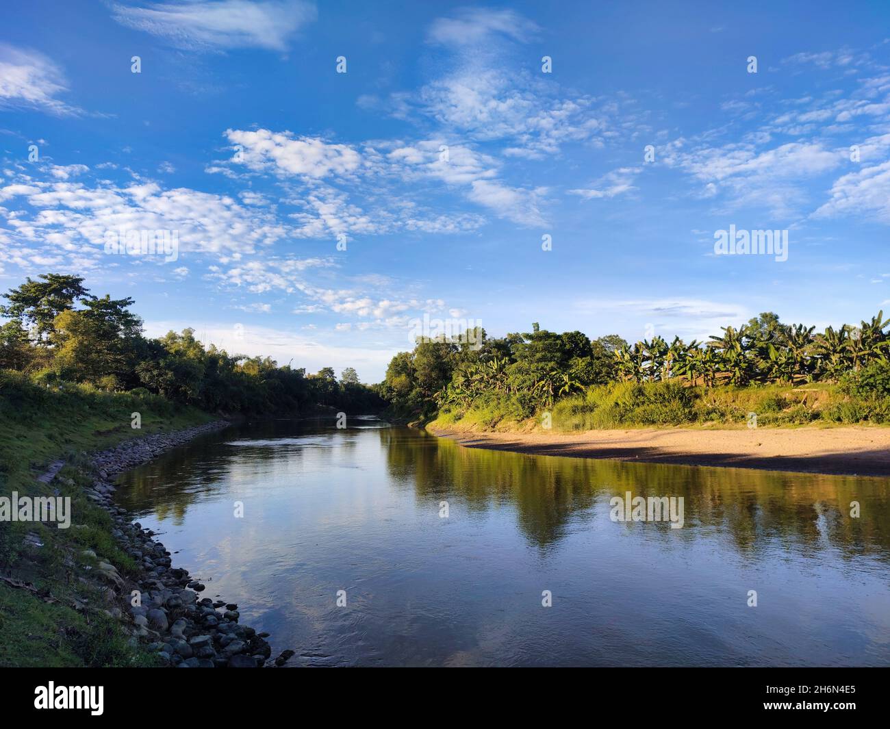 Paysage de la rivière avec ciel bleu et reflet. Banque D'Images