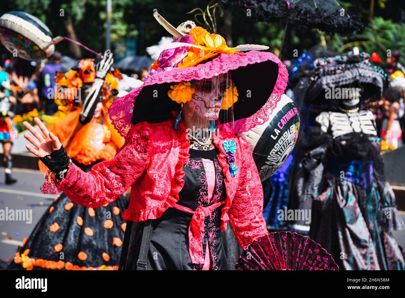 Mexico, Mexique ; octobre 31 2021 : jour des morts, des gens déguisés représentant catrina pendant le défilé du jour des morts Banque D'Images