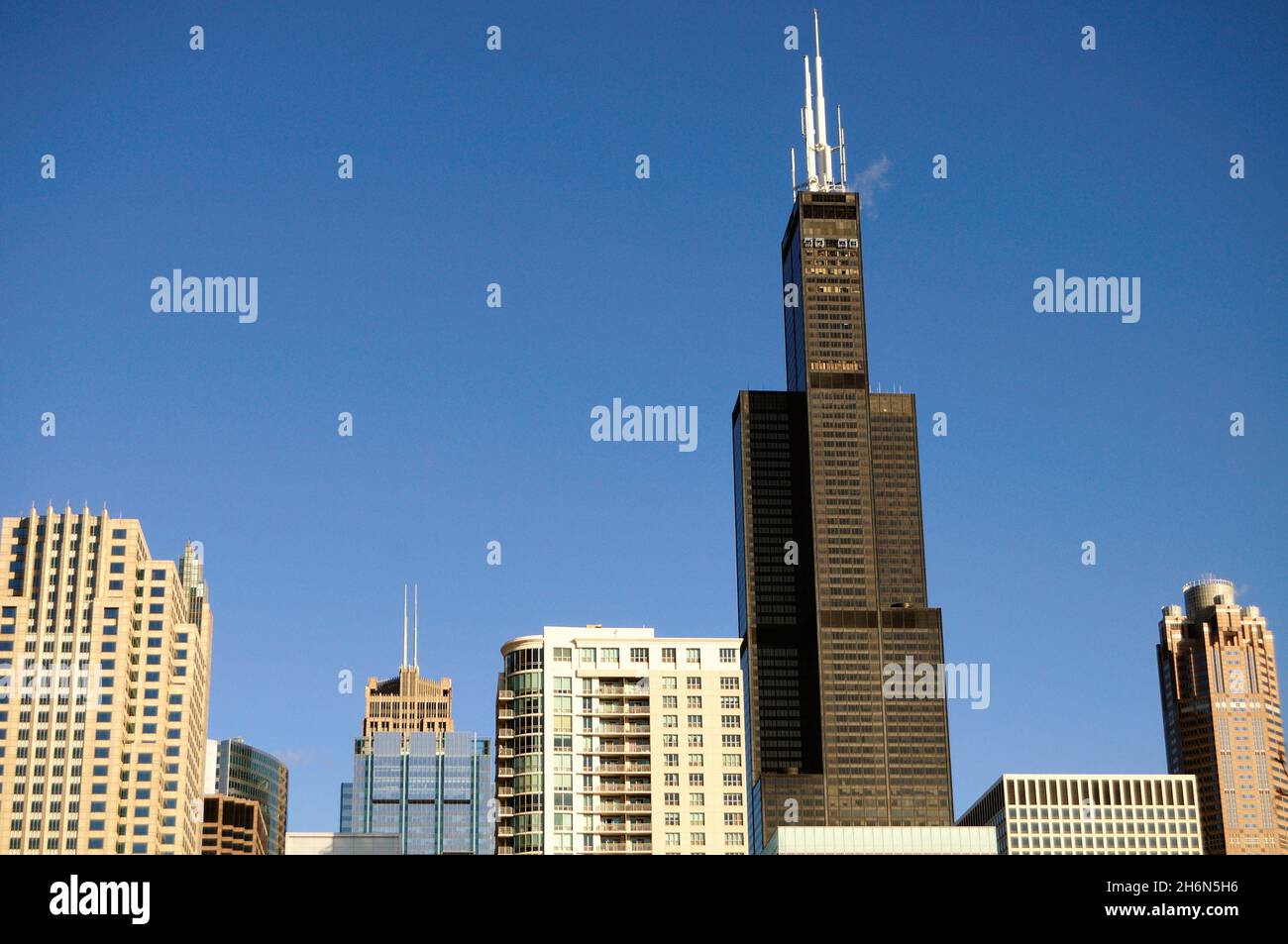 Chicago, Illinois, États-Unis.Willis Tower (anciennement Sears Tower) vu du côté ouest de la ville, qui surplombe ses gratte-ciel voisins. Banque D'Images