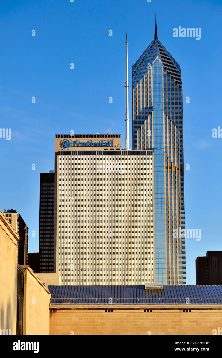 Le Prudential Plaza de Chicago, qui s'élève au-dessus d'une partie de l'Art Institute of Chicago. Banque D'Images