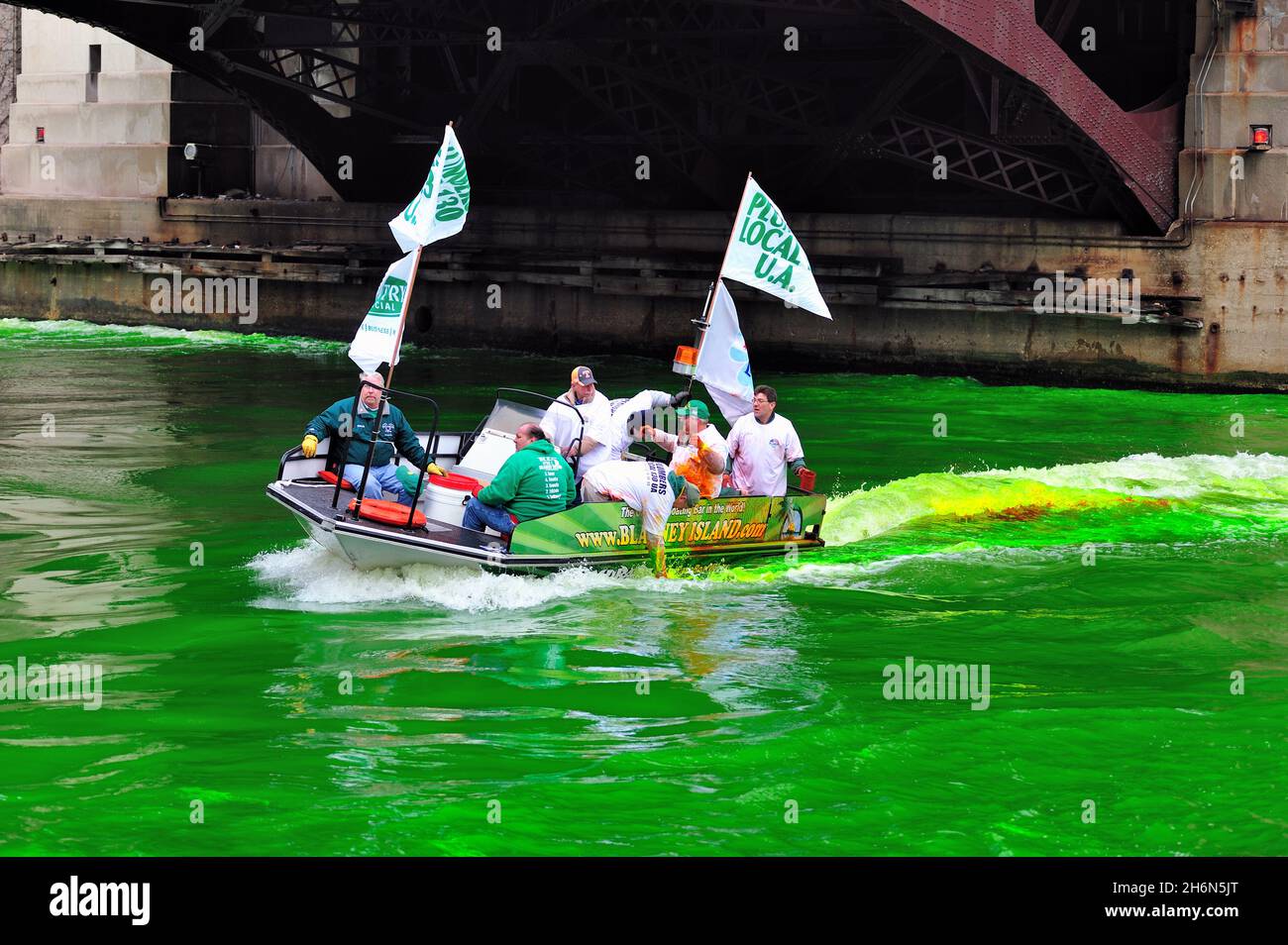 Chicago, Illinois, États-Unis.L'équipage du syndicat des plombiers locaux aide à teindre le vert de la rivière Chicago pour les vacances de la Saint-Patrick. Banque D'Images