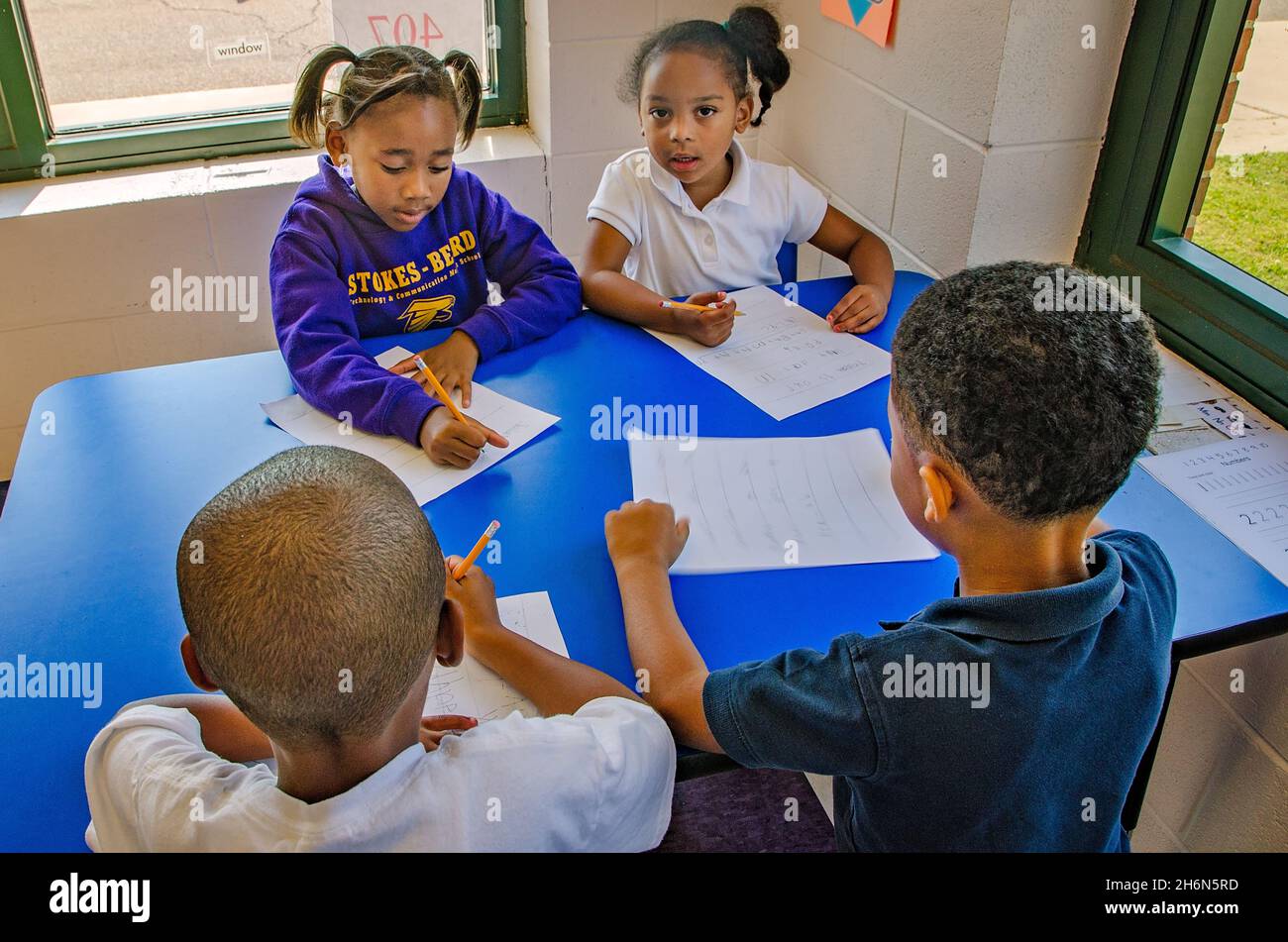 Les élèves de la maternelle travaillent à une affectation en classe, le 18 mai 2012, à Columbus, Mississippi. Banque D'Images