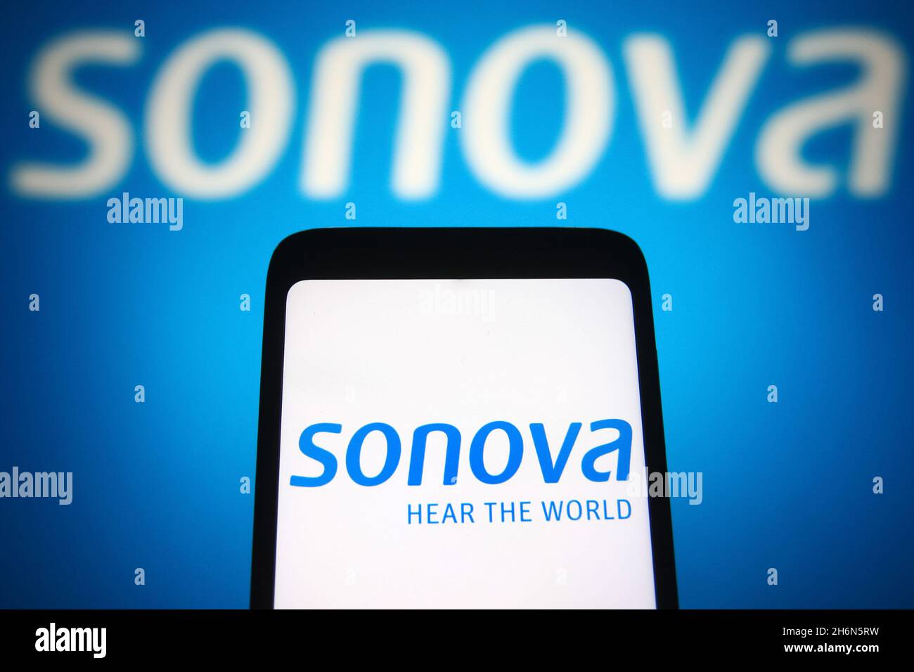 Ukraine.16 novembre 2021.Sur cette photo, le logo de Sonova Holding AG (Groupe Sonova) est visible sur l'écran d'un smartphone et en arrière-plan.(Photo de Pavlo Gonchar/SOPA Images/Sipa USA) crédit: SIPA USA/Alay Live News Banque D'Images