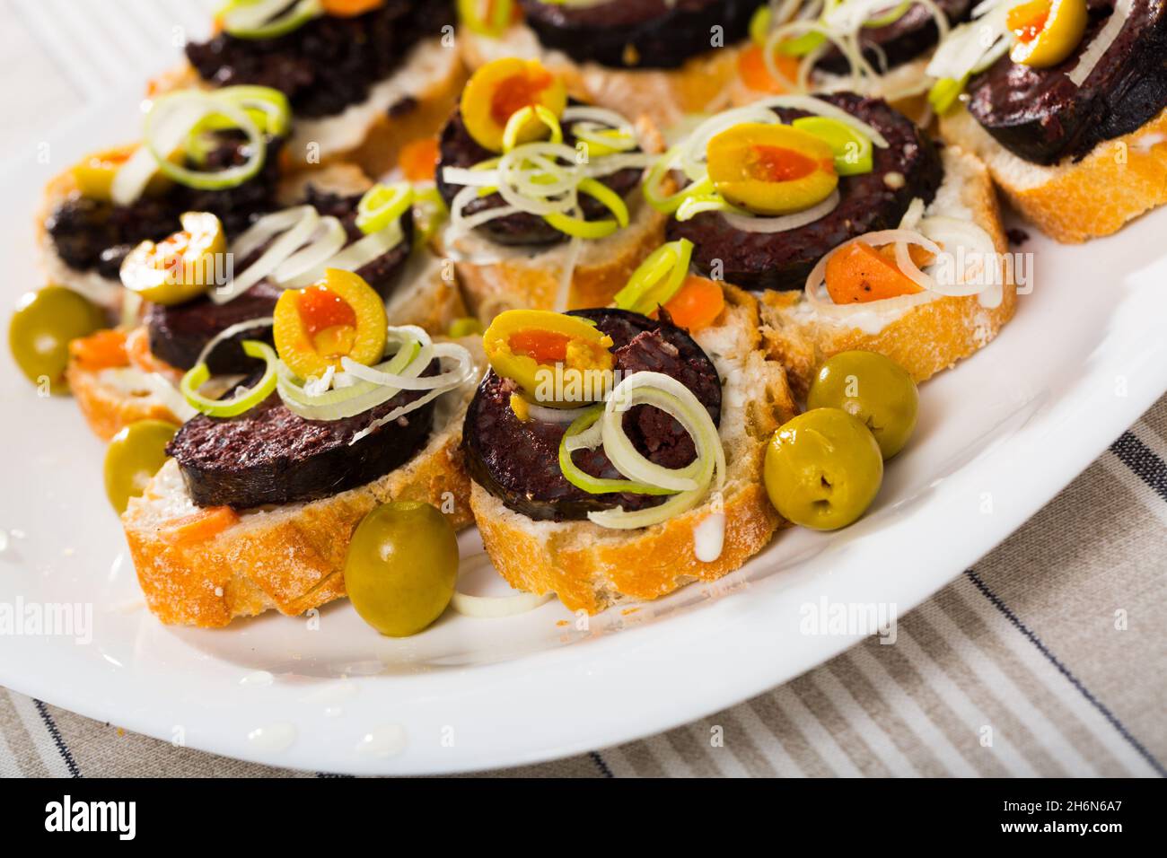 Sandwichs avec saucisse de sang et olives Banque D'Images