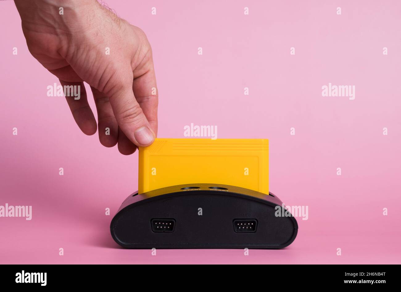 La personne va jouer sur une ancienne console de jeu. Banque D'Images