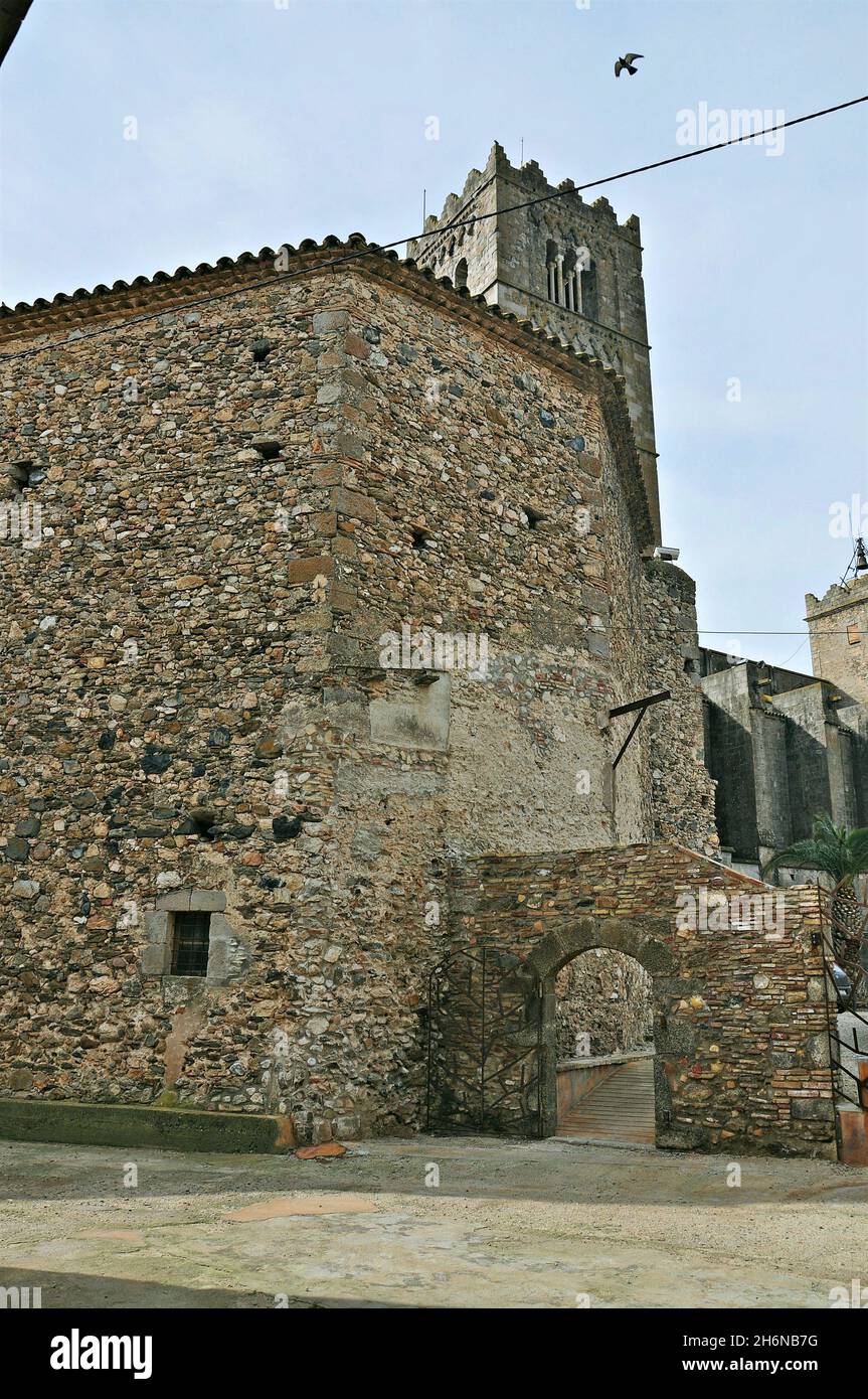 La basilique de Santa María de Castellón de Ampurias est située dans la région catalane de la province d'Alto Ampurdán, à Gérone, en Catalogne, en Espagne Banque D'Images