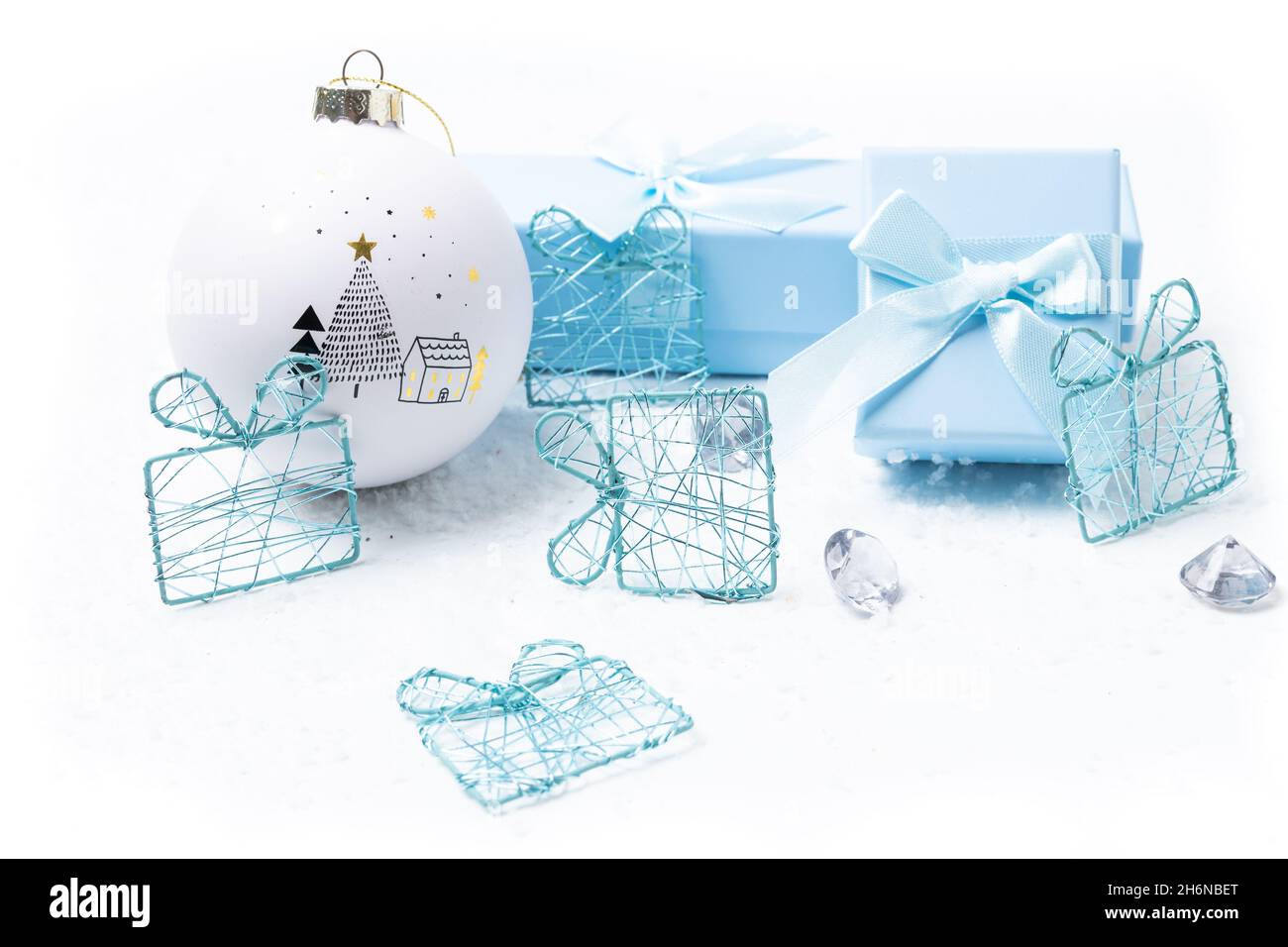 Motifs de Noël et de nouveau-né sur fond blanc enneigé Banque D'Images