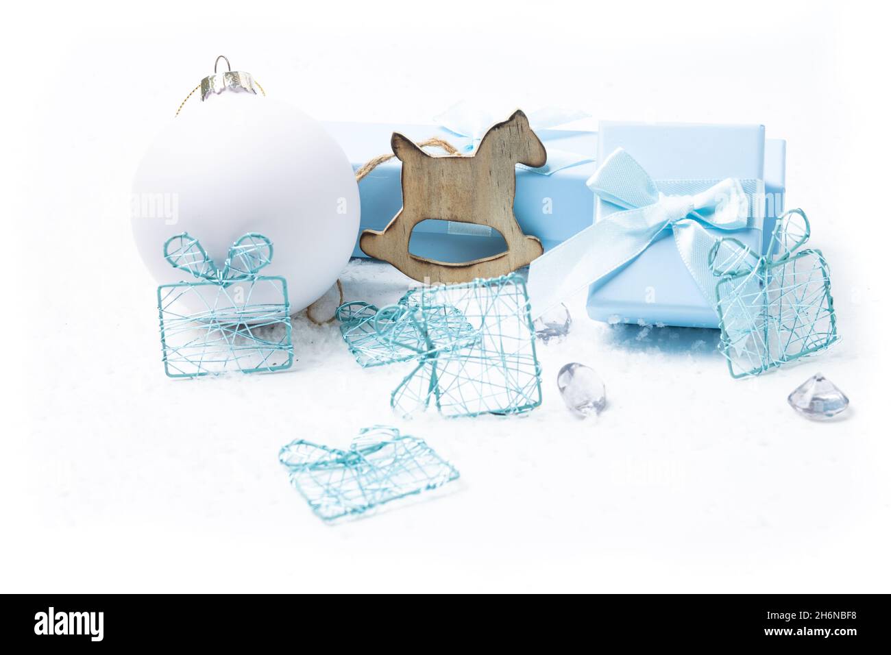 Motifs de Noël et de nouveau-né sur fond blanc enneigé Banque D'Images