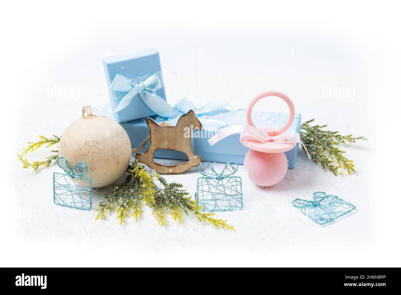 Motifs de Noël et de nouveau-né sur fond blanc enneigé Banque D'Images