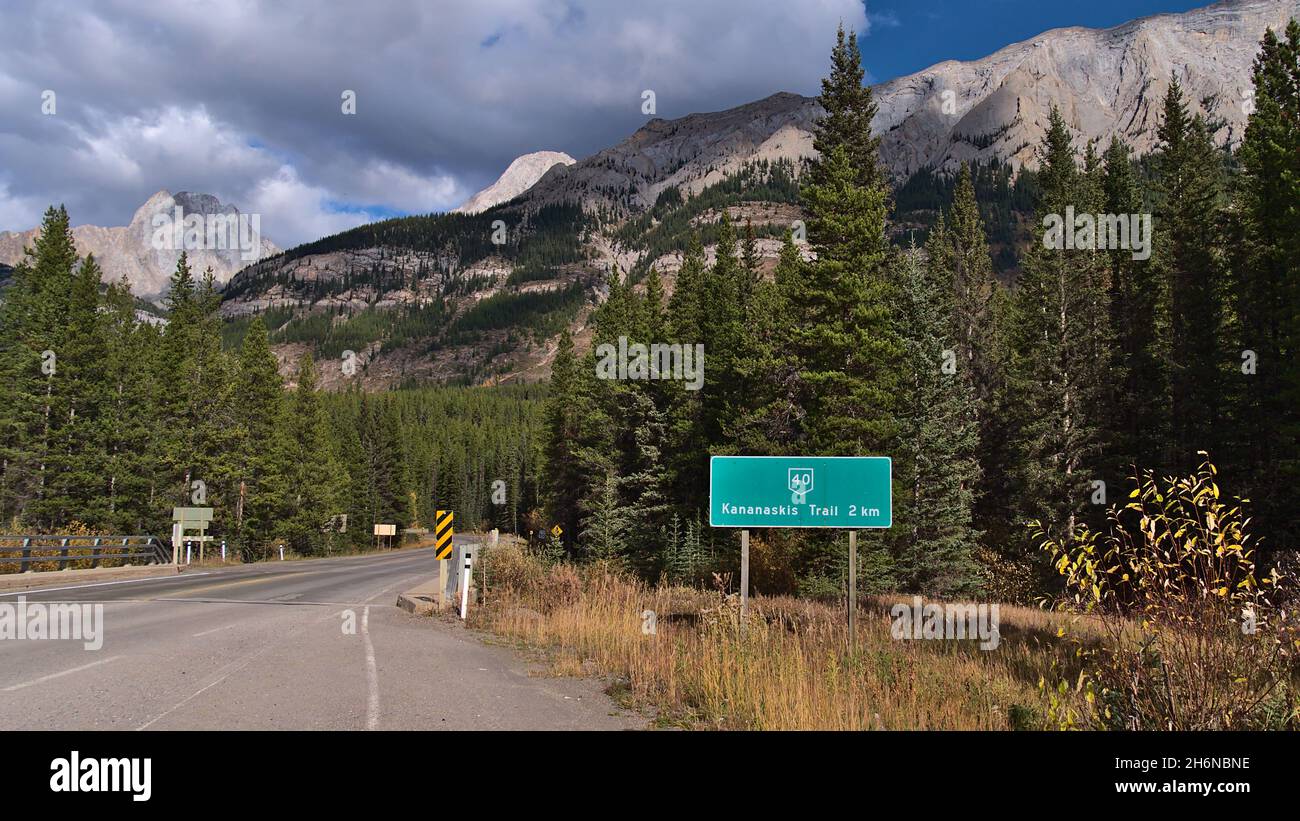 Route rurale dans le pays de Kananaskis, Alberta, Canada dans les montagnes Rocheuses avec un panneau indiquant la distance jusqu'à l'autoroute 40 (sentier de Kananaskis). Banque D'Images