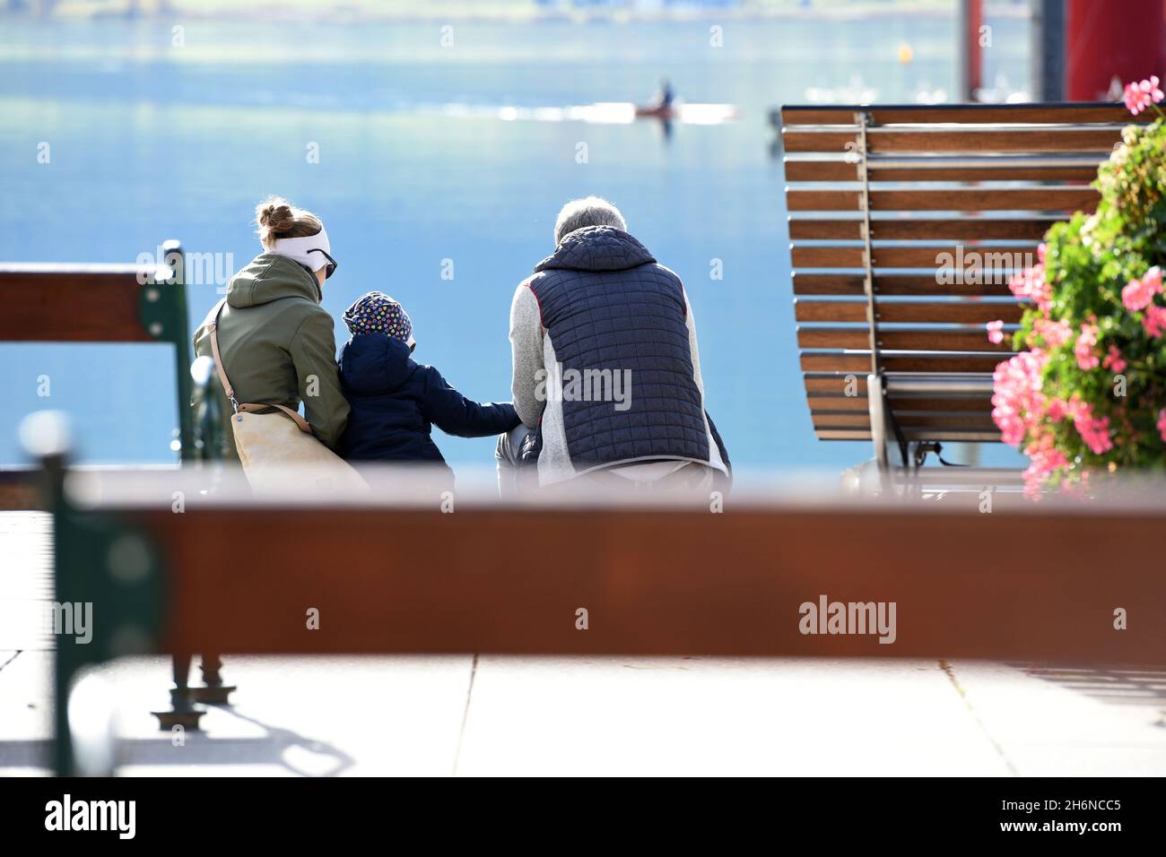 Urlauber am Ufer des Wolfgangsees im Herbst in Sankt Wolfgang, Oberösterreich, Österreich, Europa - vacanciers sur les rives du lac Wolfgang à Autu Banque D'Images