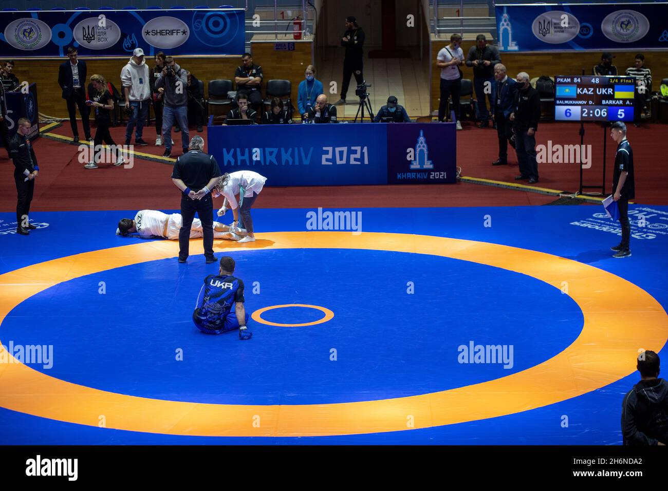 Barkar Andrii (Ukraine) contre Balmukhanov Duman (Kazakhstan) lors des Championnats du monde de Pankration, Ukraine, Kharkiv, 15-18 novembre 2021 Banque D'Images