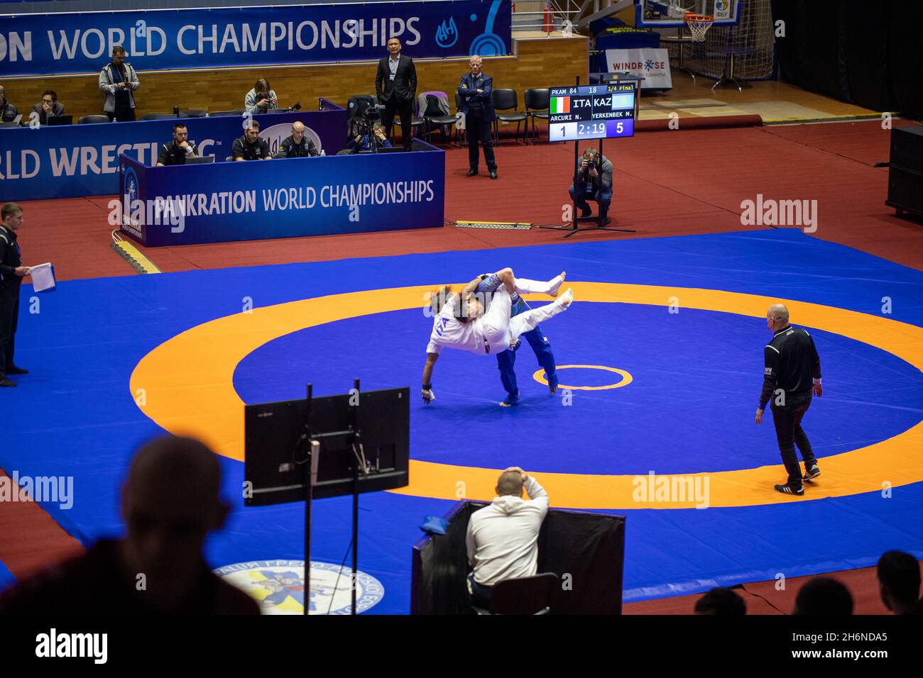 Nicodemo Arkuri (Italie) contre Myrza Yerkenbek (Kazakhstan) lors des Championnats du monde de Pankration, Ukraine, Kharkiv, 15-18 novembre 2021 Banque D'Images