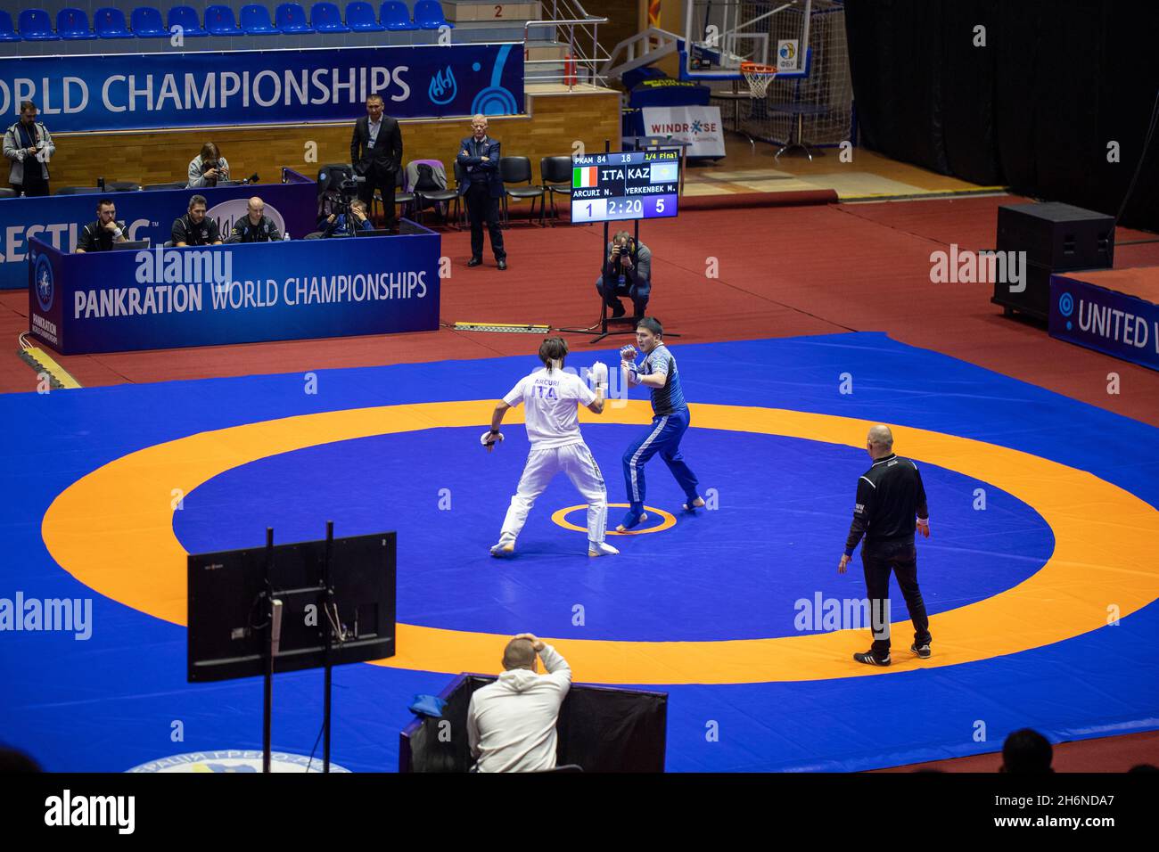Nicodemo Arkuri (Italie) contre Myrza Yerkenbek (Kazakhstan) lors des Championnats du monde de Pankration, Ukraine, Kharkiv, 15-18 novembre 2021 Banque D'Images