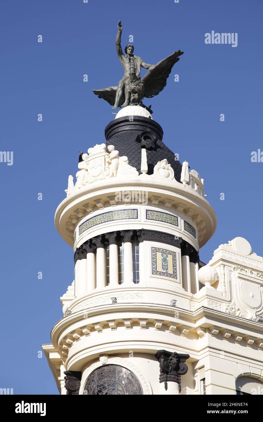 Statue d'un homme sur un phoenix sur le bâtiment Unión y el Fénix sur la Plaza de las Tendillas par l'architecte Benjamín Gutiérrez Prieto à Cordoue Espagne Banque D'Images
