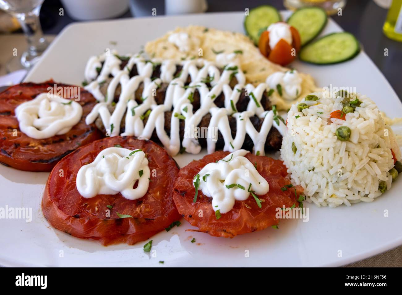 Sauce Souvlaki frite et tomates grillées.Déjeuner typique de style grec délicieux Banque D'Images