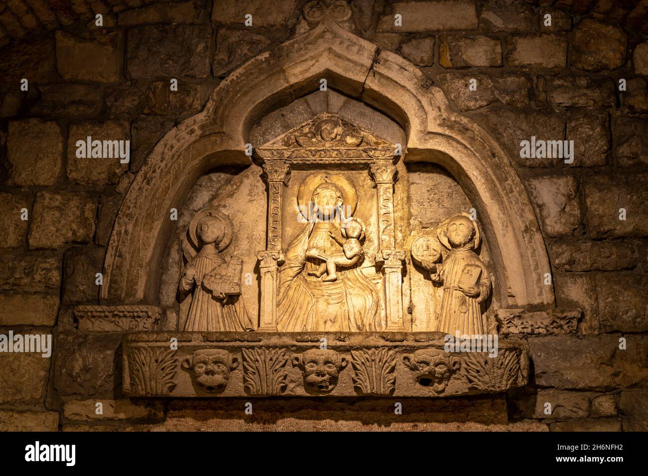 Relief der Jungfrau Maria am Eingang zur Altstadt Kotor in der Abenddämmerung, Monténégro, Europa | Vierge Marie relief à l'entrée de la vieille ville de Ko Banque D'Images