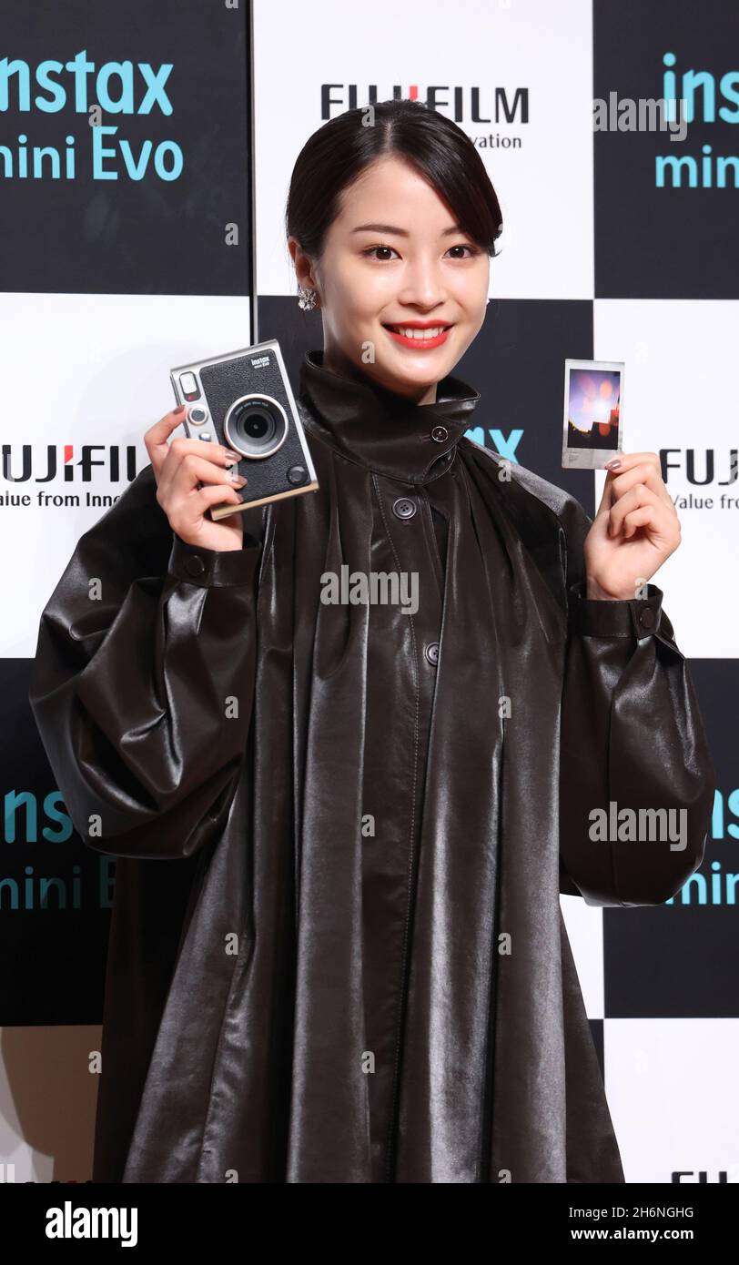 Tokyo, Japon.17 novembre 2021.L'actrice japonaise Suzu Hirose présente la  nouvelle caméra instantanée de Fujifilm 'Instax mini Evo' à Tokyo le mardi  17 novembre 2021.Le design classique « Instax mini Evo » peut