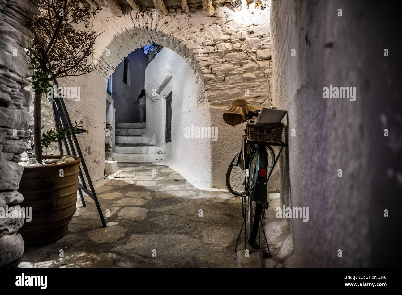 Une scène nocturne dans les rues arrière d'un Ano Syros au crépuscule. Banque D'Images